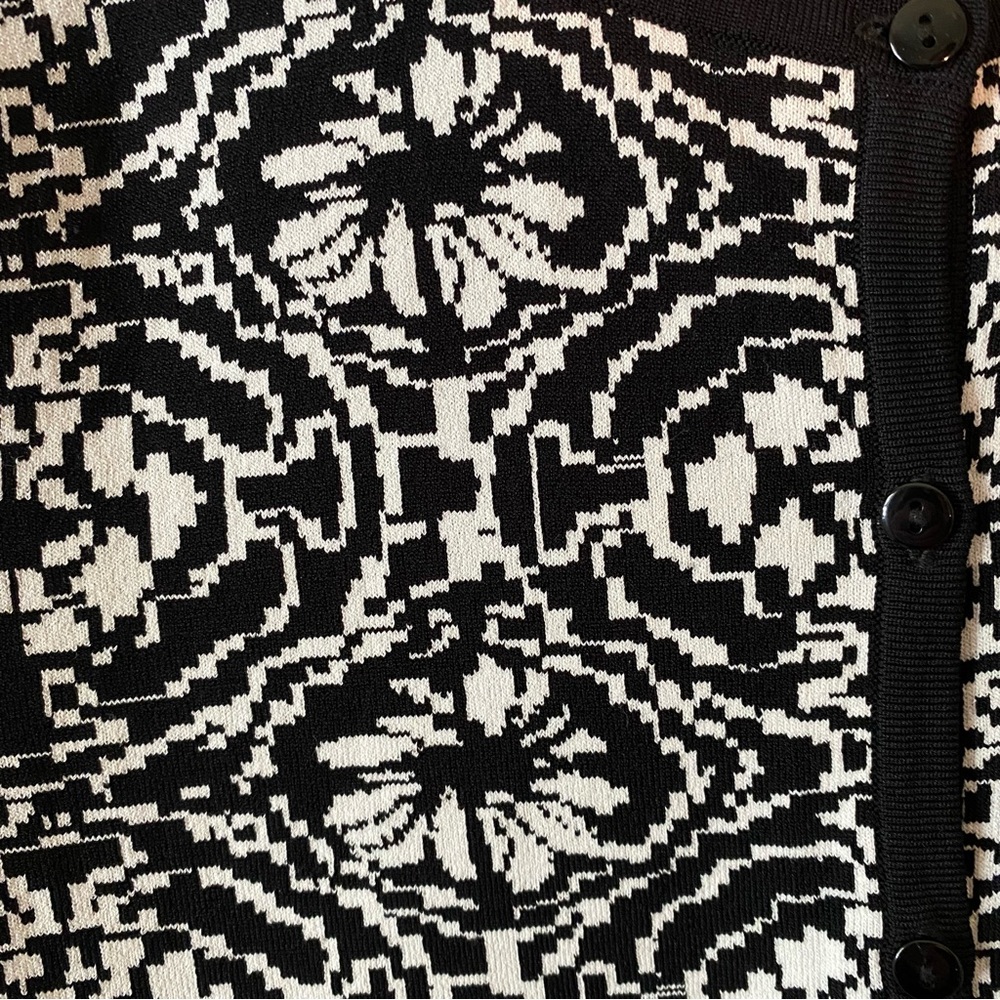 Carmen Marc Valvo Cardigan Sweater Black White Abstract Pattern Large - Picture 4 of 5